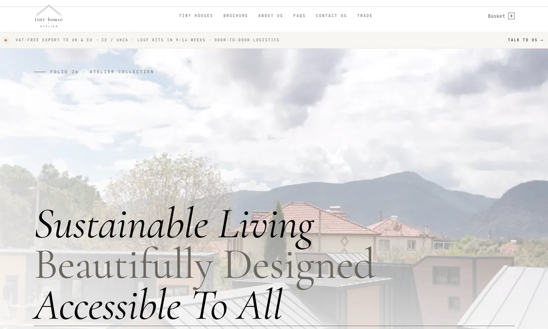 Tinyhouse Atelier ana sayfası: yamaçtaki küçük evlerin fotoğrafı üzerinde “Sustainable Living, Beautifully Designed, Accessible To All” başlığı